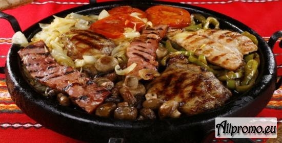 Сръбски сач - свински и пилешки карета по сръбски, кебапчета, кюфтета, наденица, гъби и сос + 2 чаши вино по избор само за 17лв. от ресторант Мамбо, гр. София